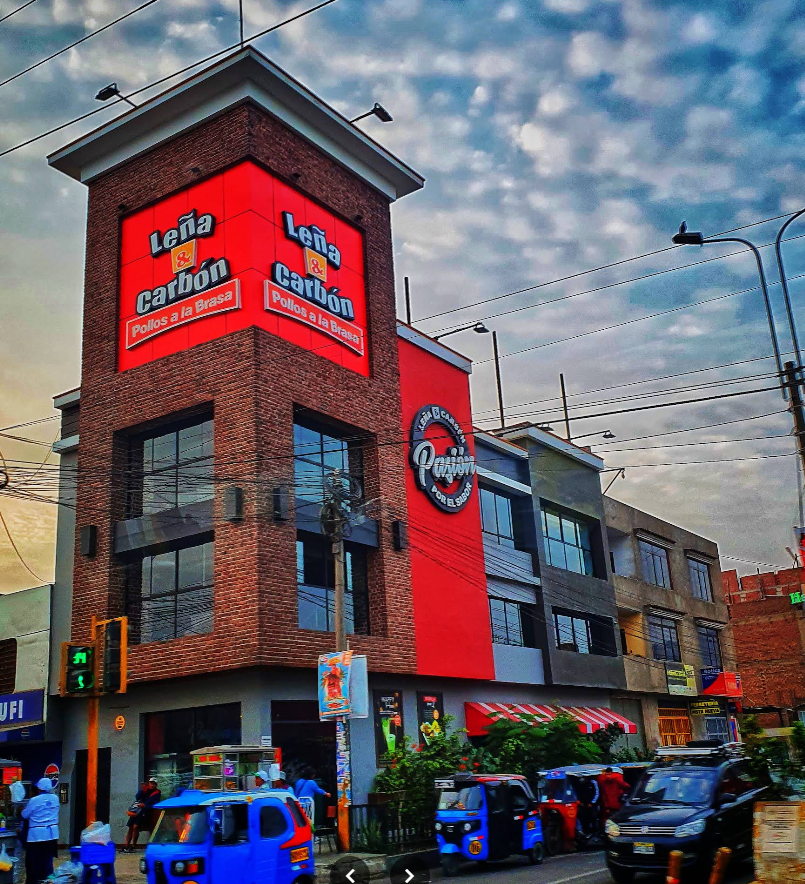 Fachada del restaurante Leña & Carbón en Av. Angélica Gamarra 629 Los Olivos